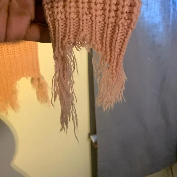 Light pink sweater // Size small - Picture 3 of 5